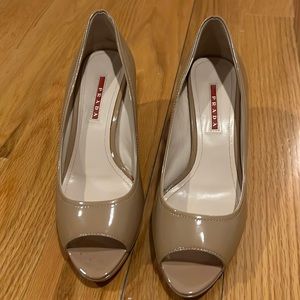 Prada peep toe pump size 9 in beige patent leather